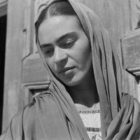 http://bernalespacio.com/files/gimgs/th-66_Fritz Henle Frida in Her Shawl.jpg
